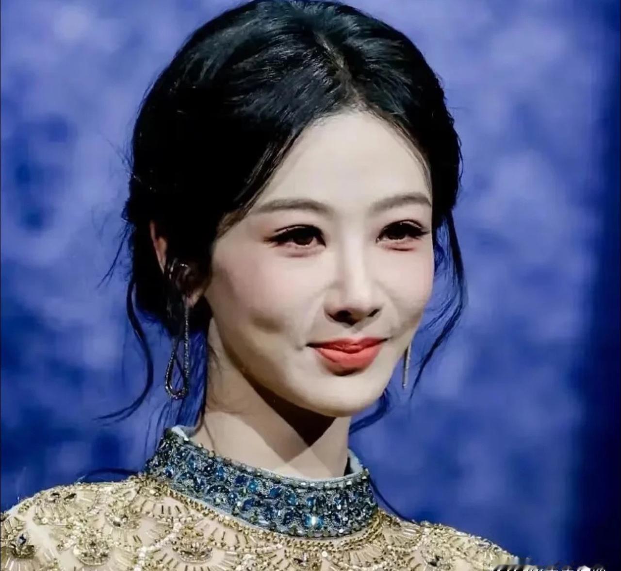 “杨紫现在真的不能碰了？”看到新剧照，我心头一紧。曾经那个《家有儿女》里鬼