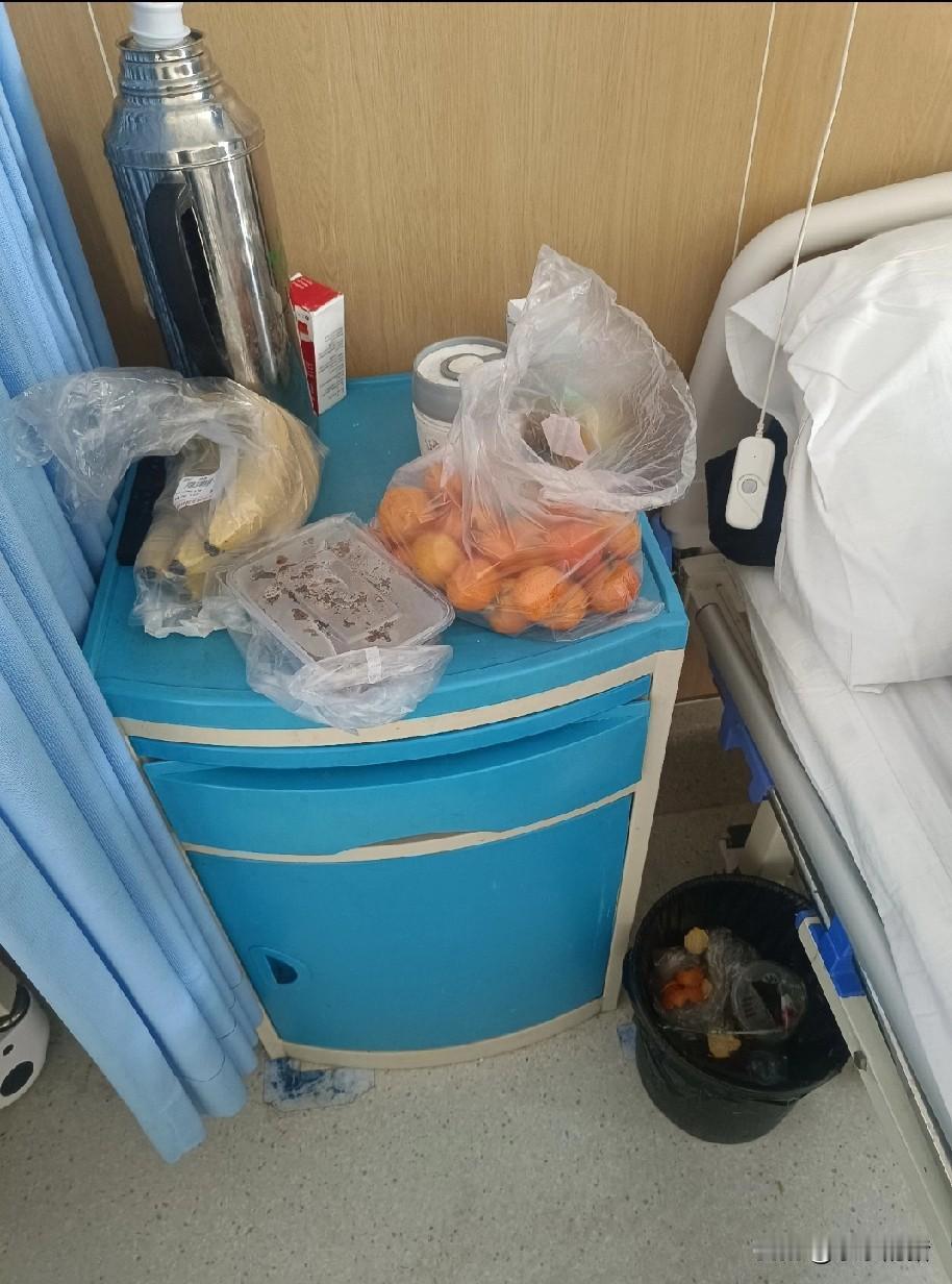 前几天我爸住院的时候，隔壁床有个68岁的大叔自己一个人来住院的，吃饭全是点外卖。