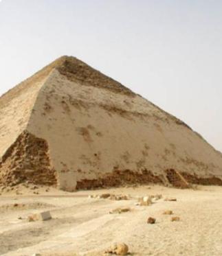 曲折金字塔这座奇特的金字塔，名为“曲折金字塔”，位于埃及的代赫舒尔，是古埃及第