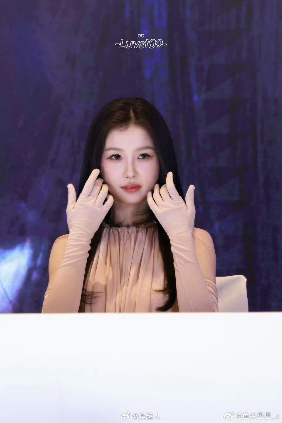 虞书欣和粉丝十指相扣虞书欣跟粉丝牵手老天奶！和虞书欣十指相扣到底是啥滋味啊，我