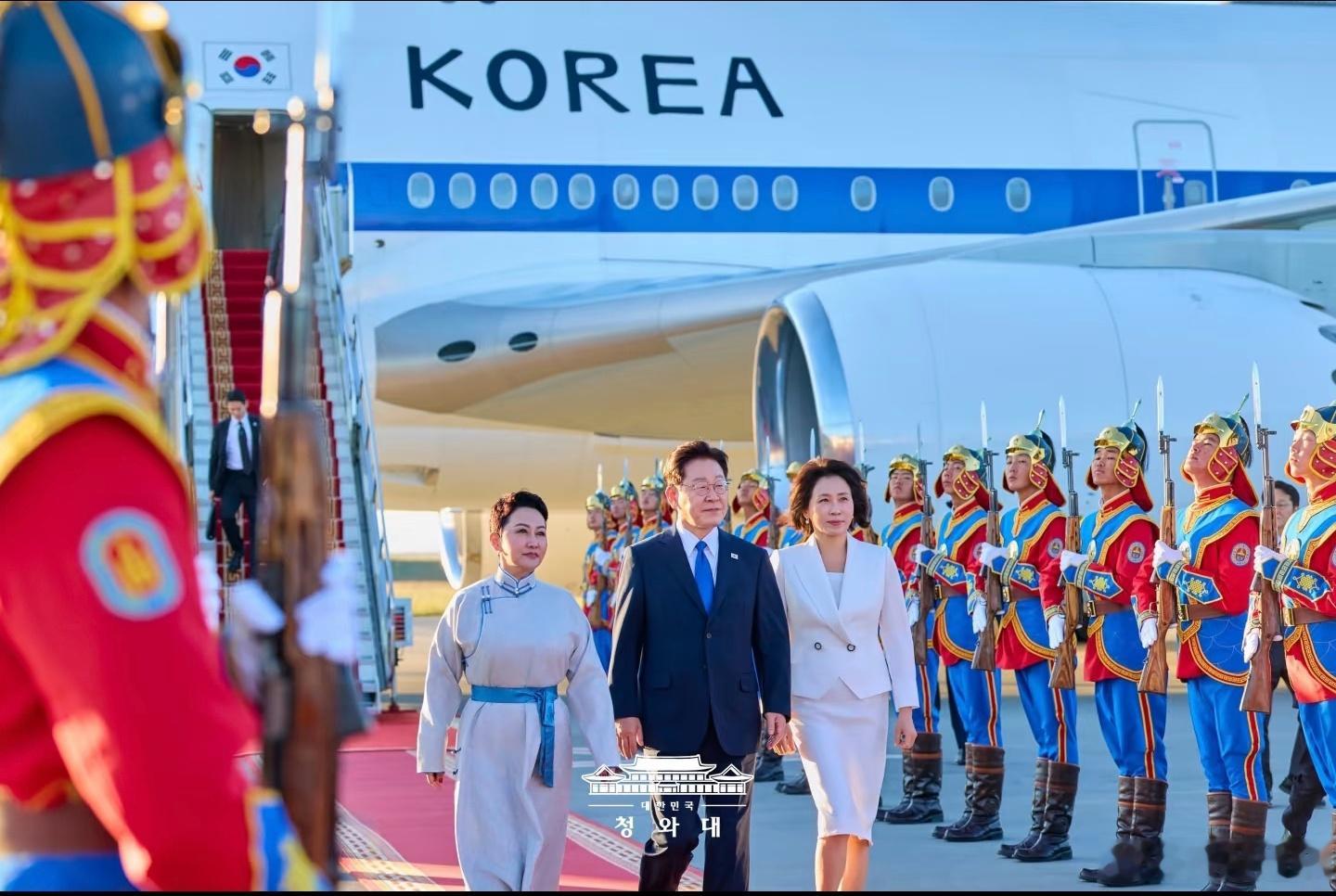 李在明夫妇访问蒙古国的照片，检阅古风仪仗队。
