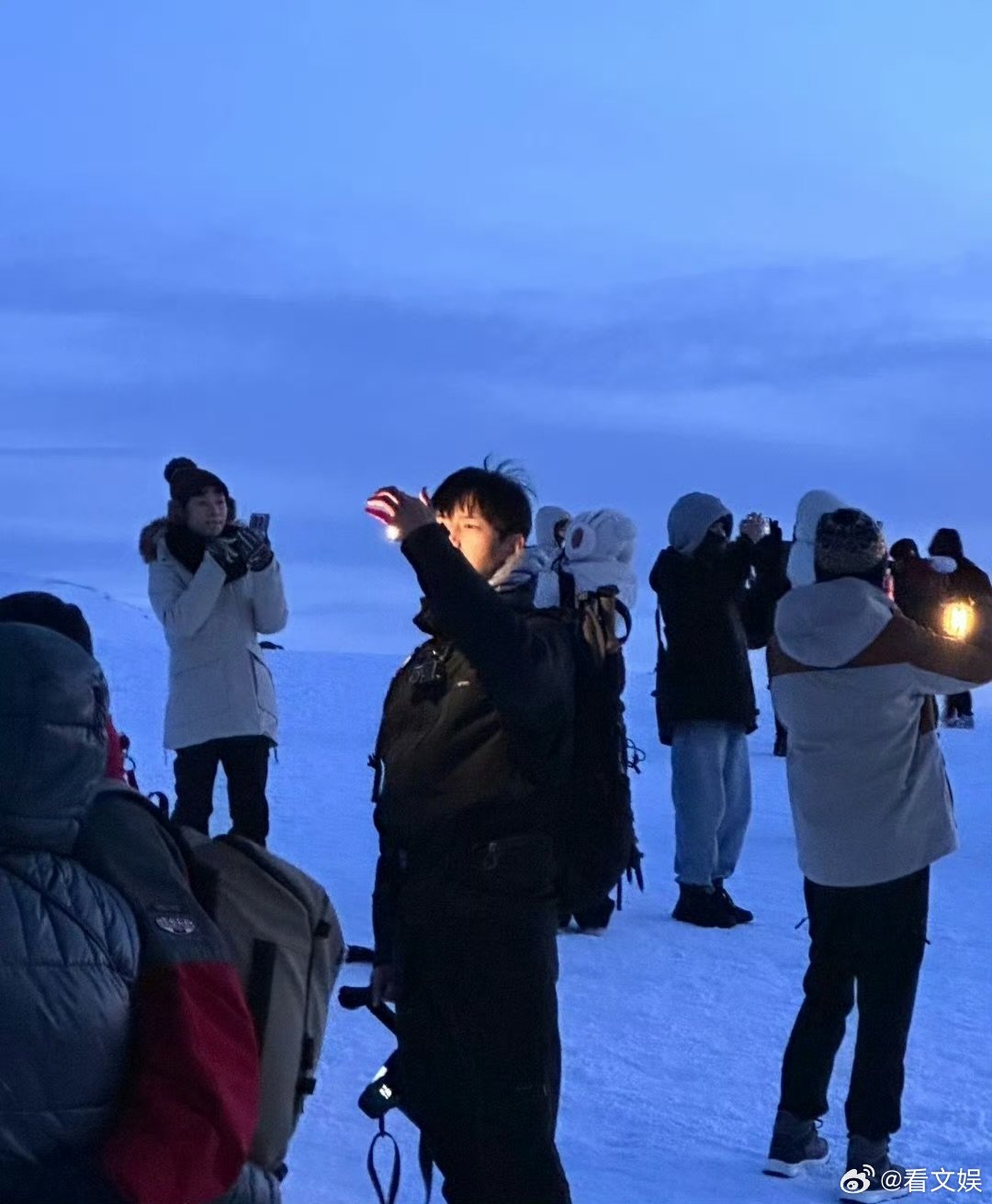 大家装作没有认出来李现给足了李现个人空间大家装作没有认出来李现，天哪