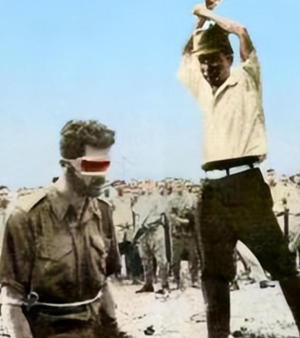 1943年，一个日本人砍下一个男人的脑袋，结果，因为这张照片，10万日本人几乎全