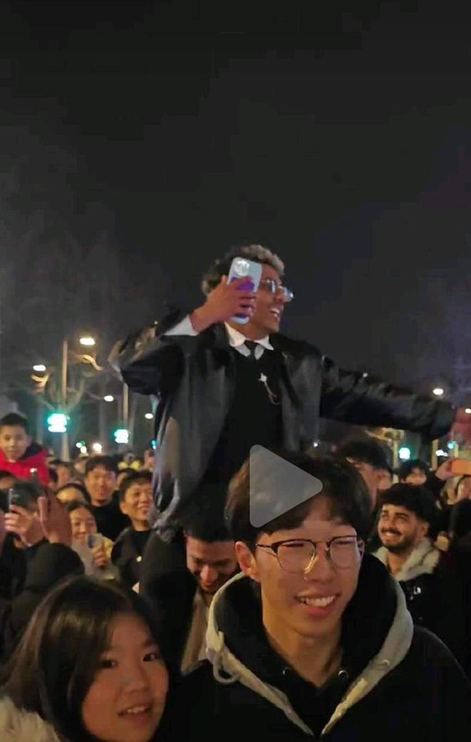 印度人跨年夜大喊大叫，处理结果来了，问问他还NB不2026年元旦跨