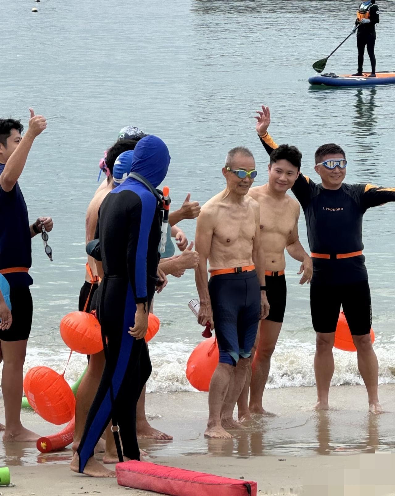 4月25日，王石在深圳海边游泳露出上半身，结果皮肤太皱遭吐槽，天天健身怎么还皮肤