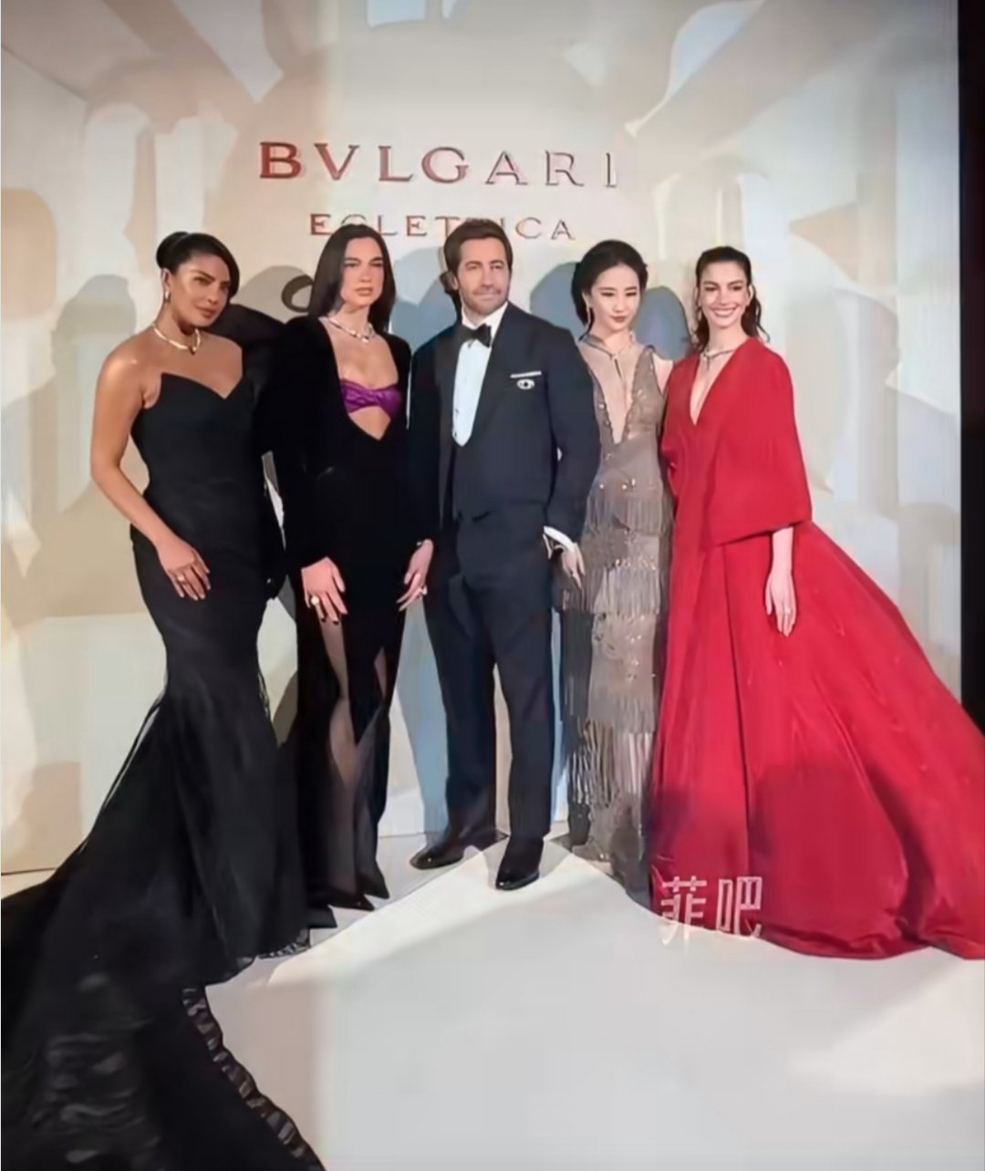 刘亦菲安妮海瑟薇互相搂腰神仙姐姐她身上最难得的，是那份“美而不自知”的淡然，和一