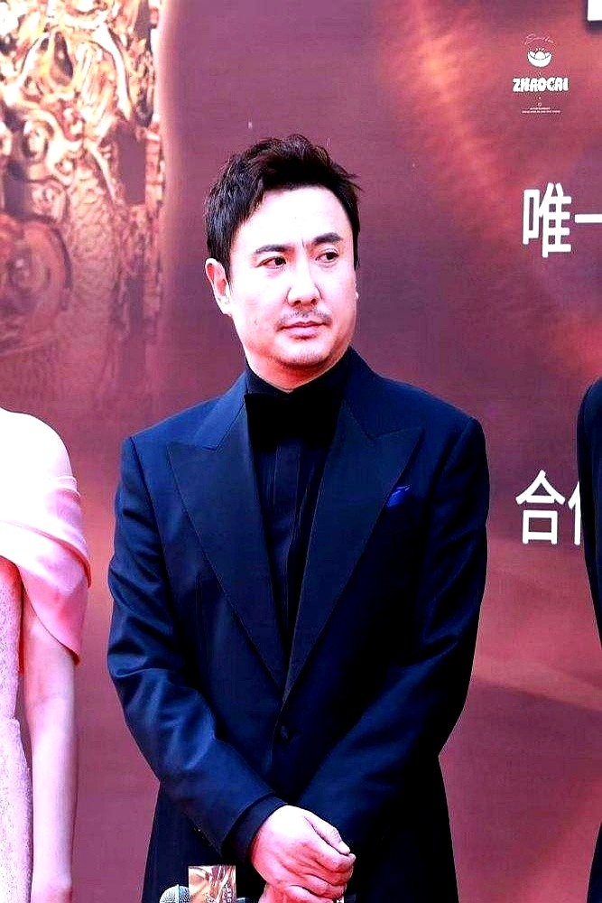 400亿票房的沈腾对着镜头搓手讨活干，他已经9个月没进组了。都以为顶流也接不到戏，其实人家桌上没剧本