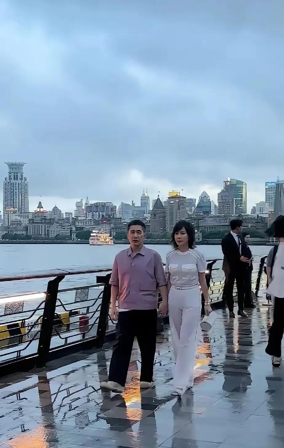要是没人说，还以为是蔡明和老公去香港玩呢。影帝这老到耷眉耷眼了，刘嘉玲虽然“蔡明