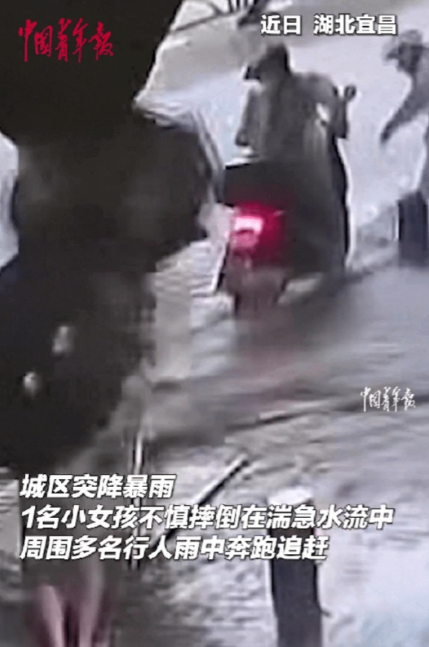 泪目！湖北宜昌，男子回家时，突降暴雨，他赶紧到边上躲雨，突然，发现水中冲来一个黑