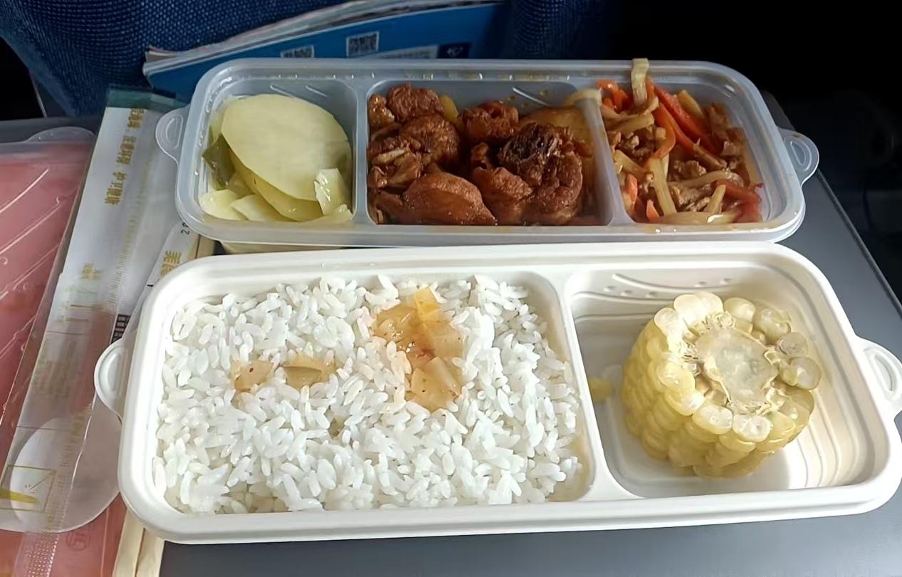 去北京出差，乘高铁路过徐州站，正好饭点。补给的午餐是徐州特色的地锅鸡套餐。每