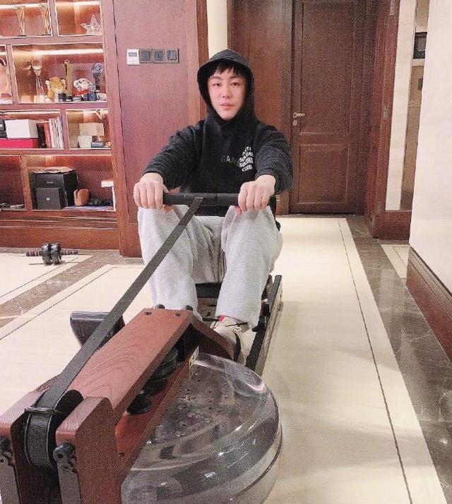 胡彦斌千万豪宅内景曝光，全屋实木竟装出博物馆质感，审美太惊人​