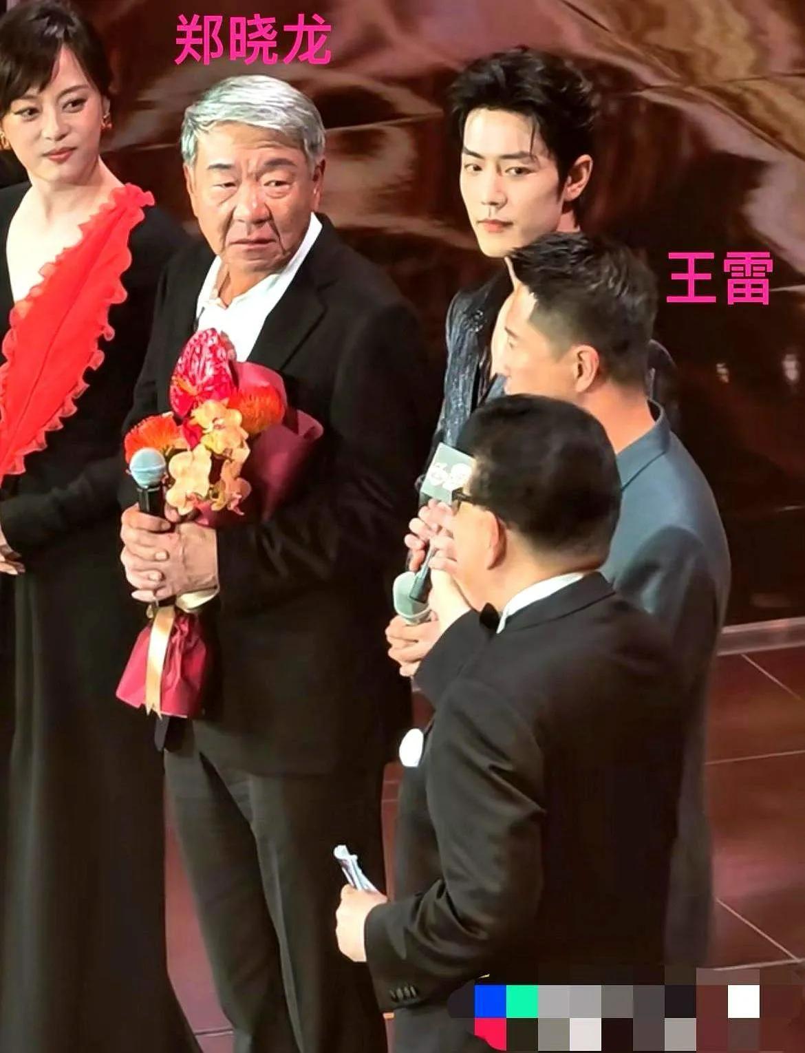 郑晓龙获得“品质剧匠”时的，台上的主持人是曹可凡，王雷，肖战，林永健，白敬亭，孙