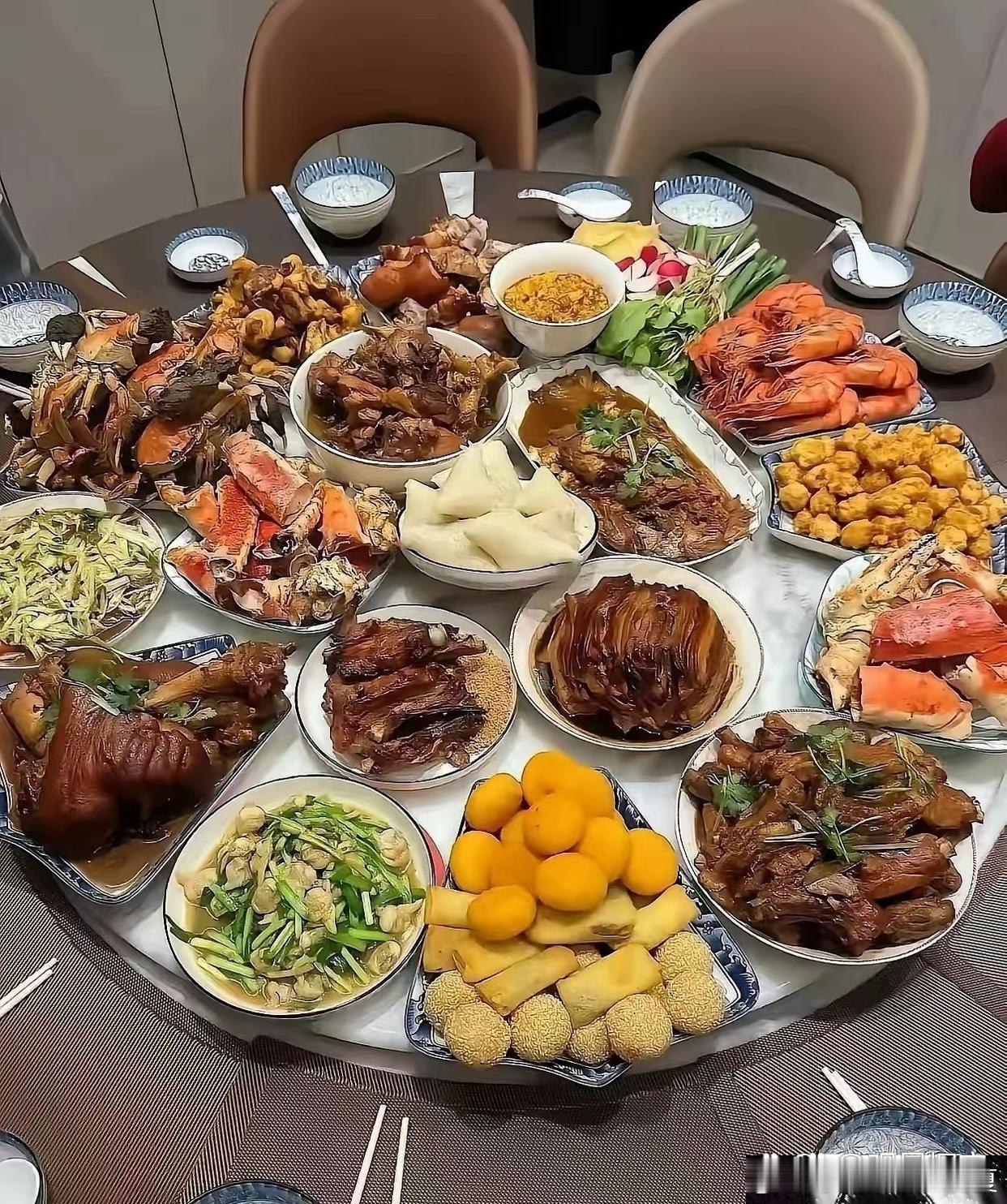 两个饭桌，一个没人搭理，一个人气满满.​​​