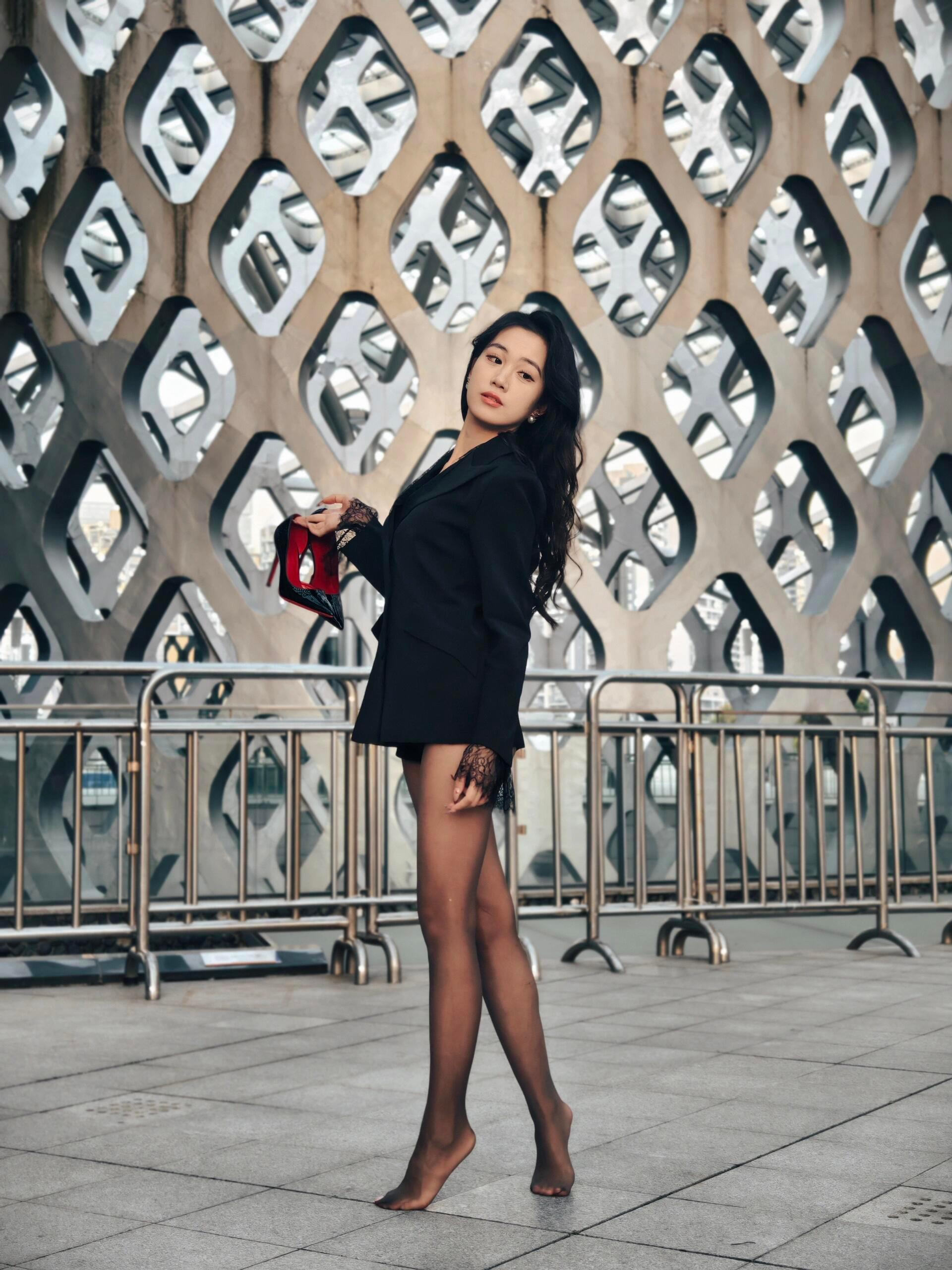 奇怪了，袜子怎么破掉了​​​