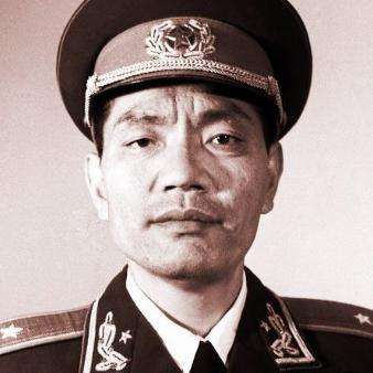 长征途中，詹才芳看到一个重病的人被部队抛下。他沉思片刻道：“不要扔，这么年轻可惜