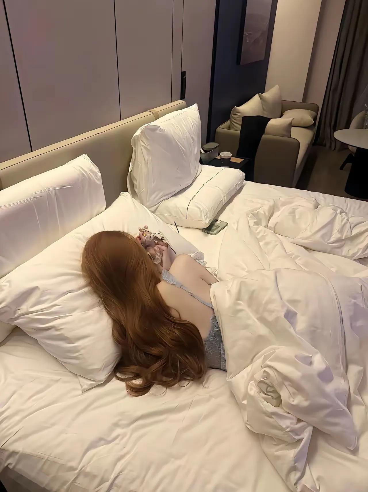在一起三年了可能今晚是我们最后一个晚上待在一起一路走来经历了许多的欢乐