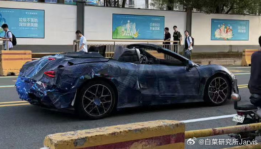 原来还有屁股视角，虽然隔着伪装，但依然挡不住这些精细、炫酷的线条，感觉比车头吸引
