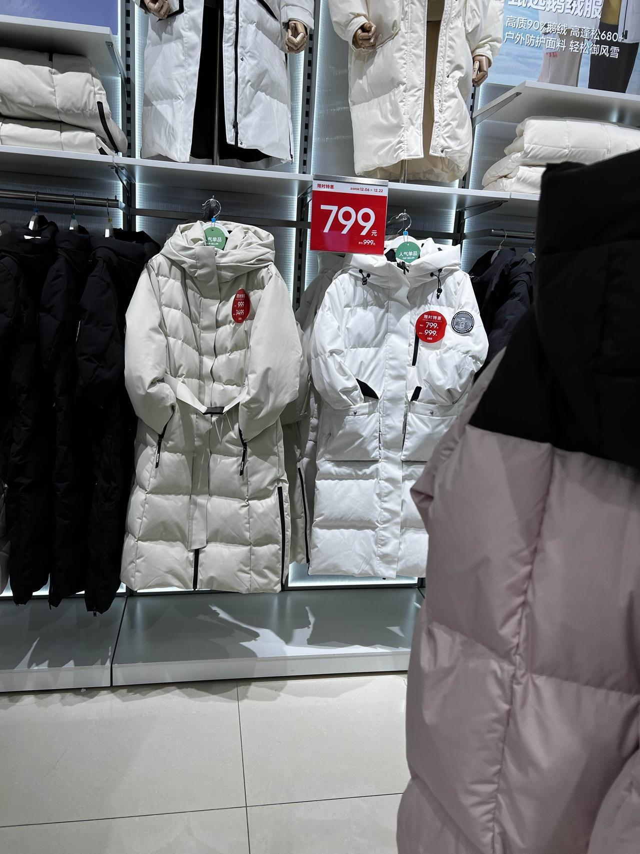 感觉这个羽绒服的价格还是可以接受的，不错不错，你们知道这个是什么品牌吗？