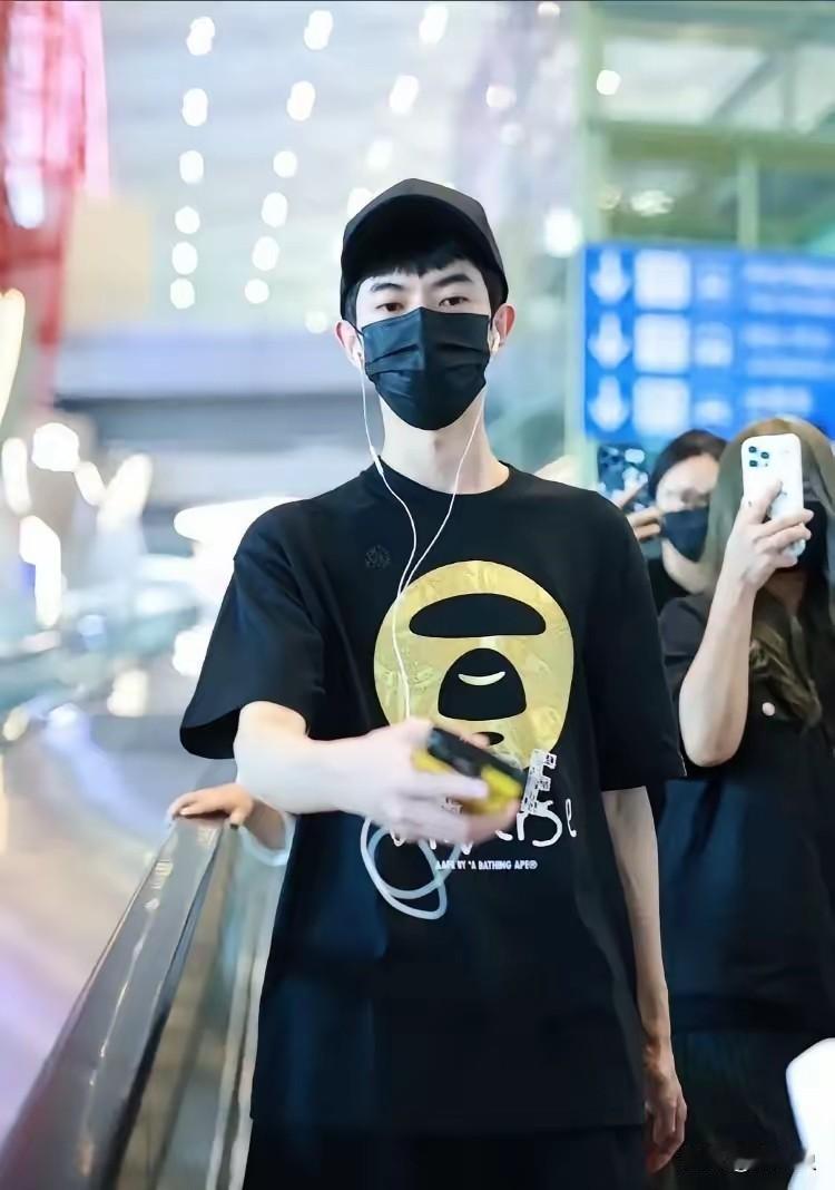你发现没他最后一次机场图里的笑，和往常特别不一样以往偶尔能从某张图里捕捉到