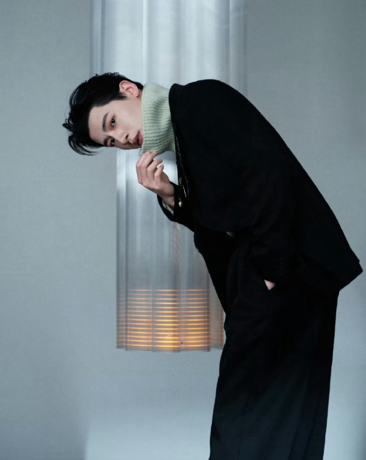 辛云来新造型帅到我发昏！小高领配黑西装露肤度为零，男人味却直接拉满，高级感藏在每