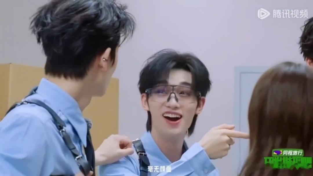 丁程鑫一直在挑衅刘宇宁一秒缴械丁程鑫开始推理吧丁程鑫的玩具枪挑衅全场的画面我能