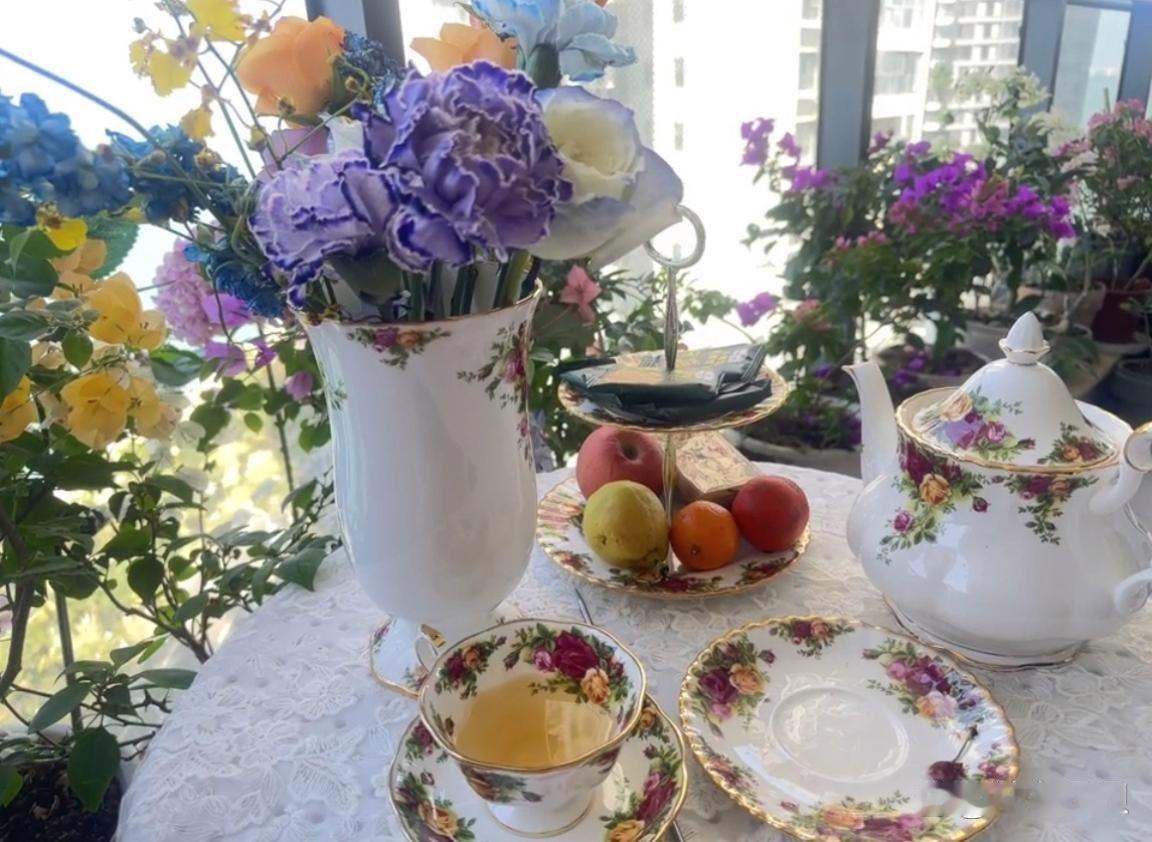 班长被母亲逼着和谈了多年的女朋友分了手。理由是配不上。母亲觉得儿子是班长，前