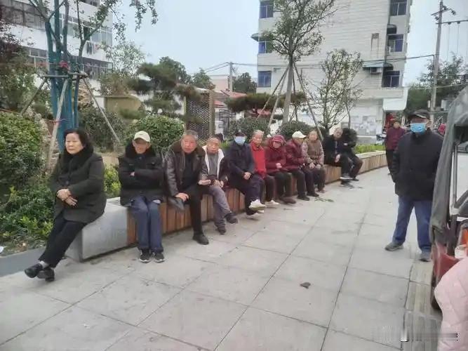 在我们小区里能稳稳拿到4000元以上退休金的老人，真的寥寥无几这个情况，其