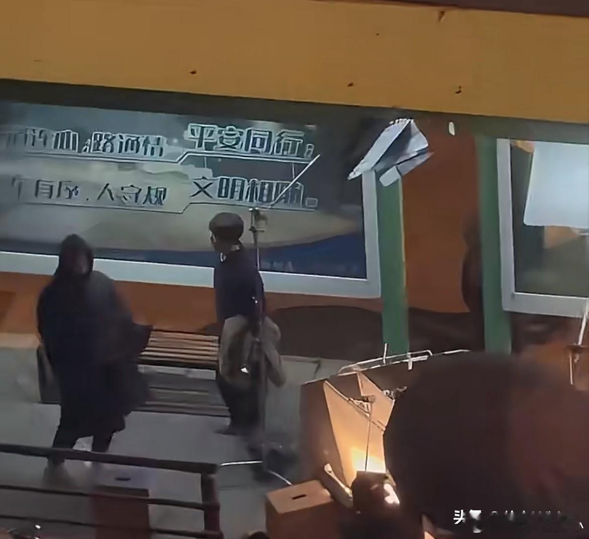 12月20日，肖战在零下10度的锦州户外拍戏，不停的跺脚取暖，姜妍穿的更少，一件