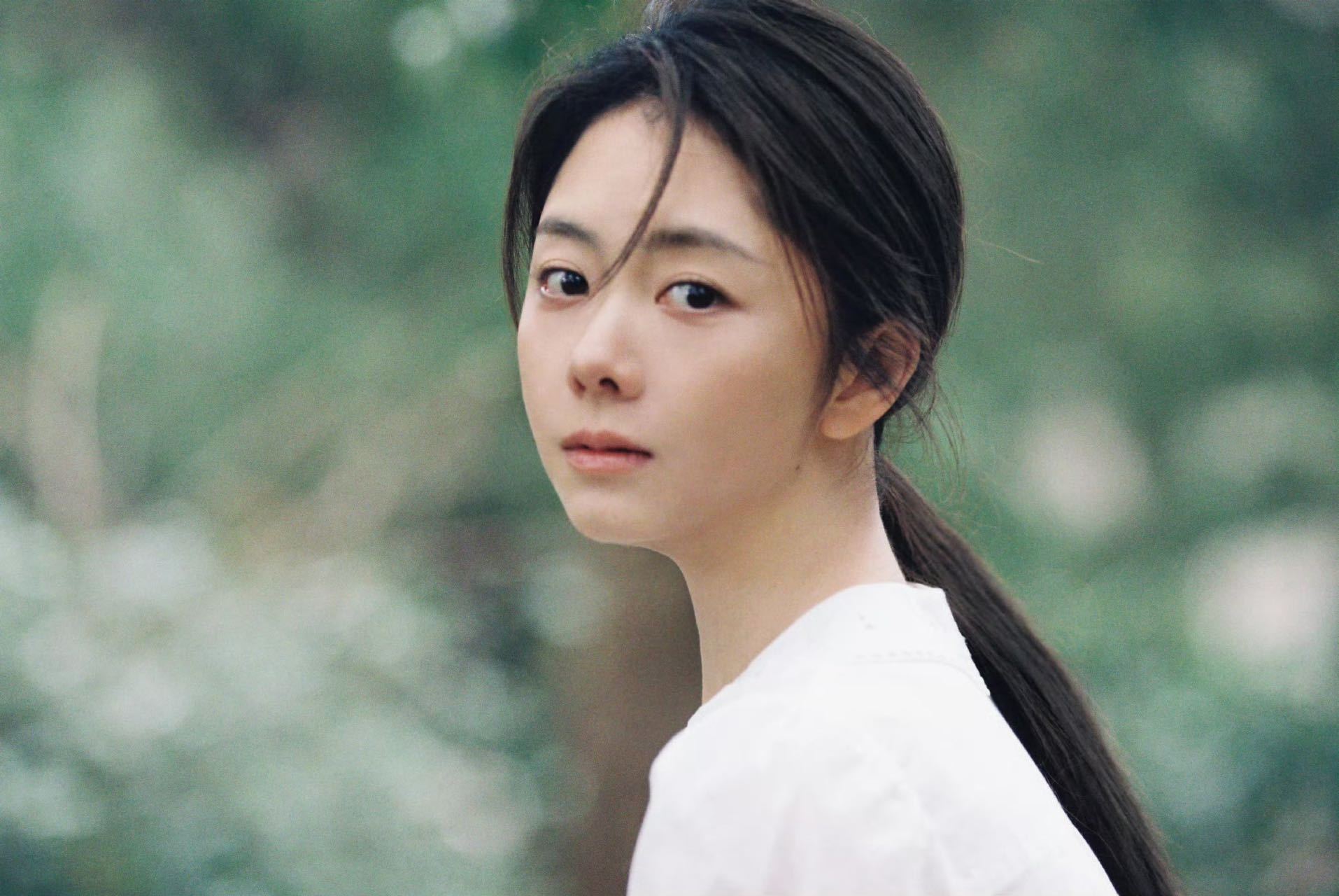 谭松韵王劲松刘威演谭松韵的两个爸看到谭松韵饰演的白月光方婉之，瞬间被拉回了那个质