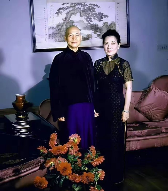 细看这张宋美龄旧照，面相自带极强攻击性。下三白眼格外突出，眼神冷硬无半分温情，她