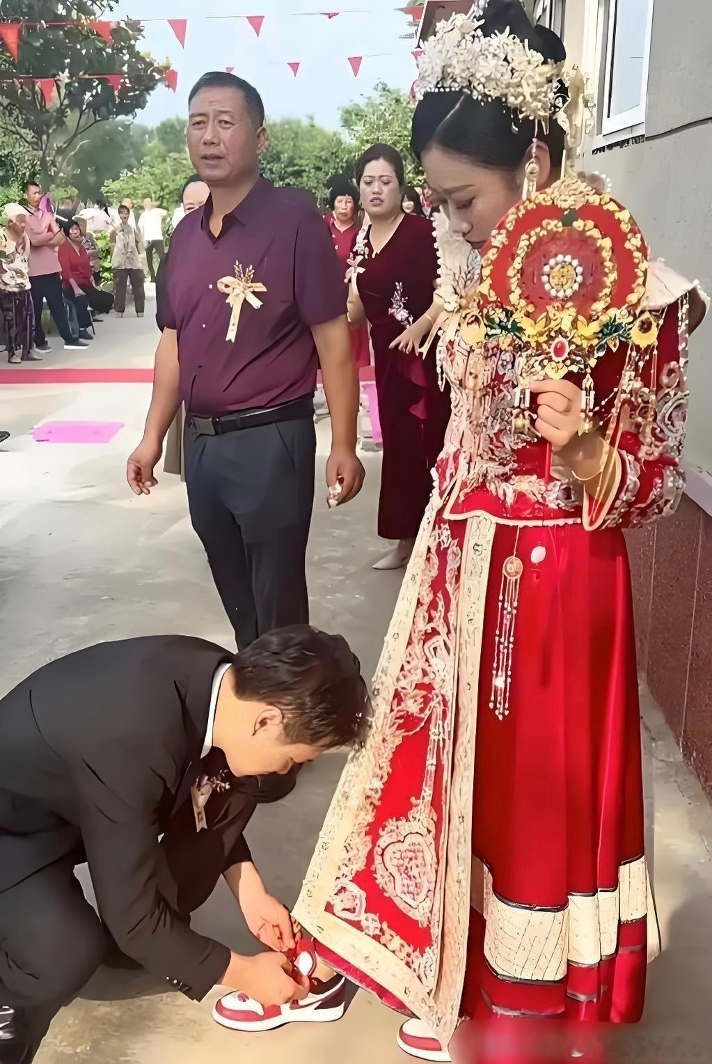 从这个动作就可以看出，新娘子嫁对人了！