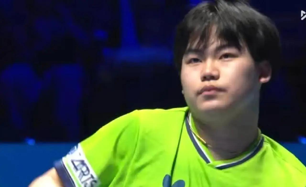 乒乓球赛场瞬间翻转，日本选手松岛辉空对林昀儒的2比2死磕中，那散漫甩球拍的模样，