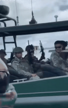 菲律宾军队的武装快艇，看起来有点精锐的样子。不过，这样的配置，对我方构不成什