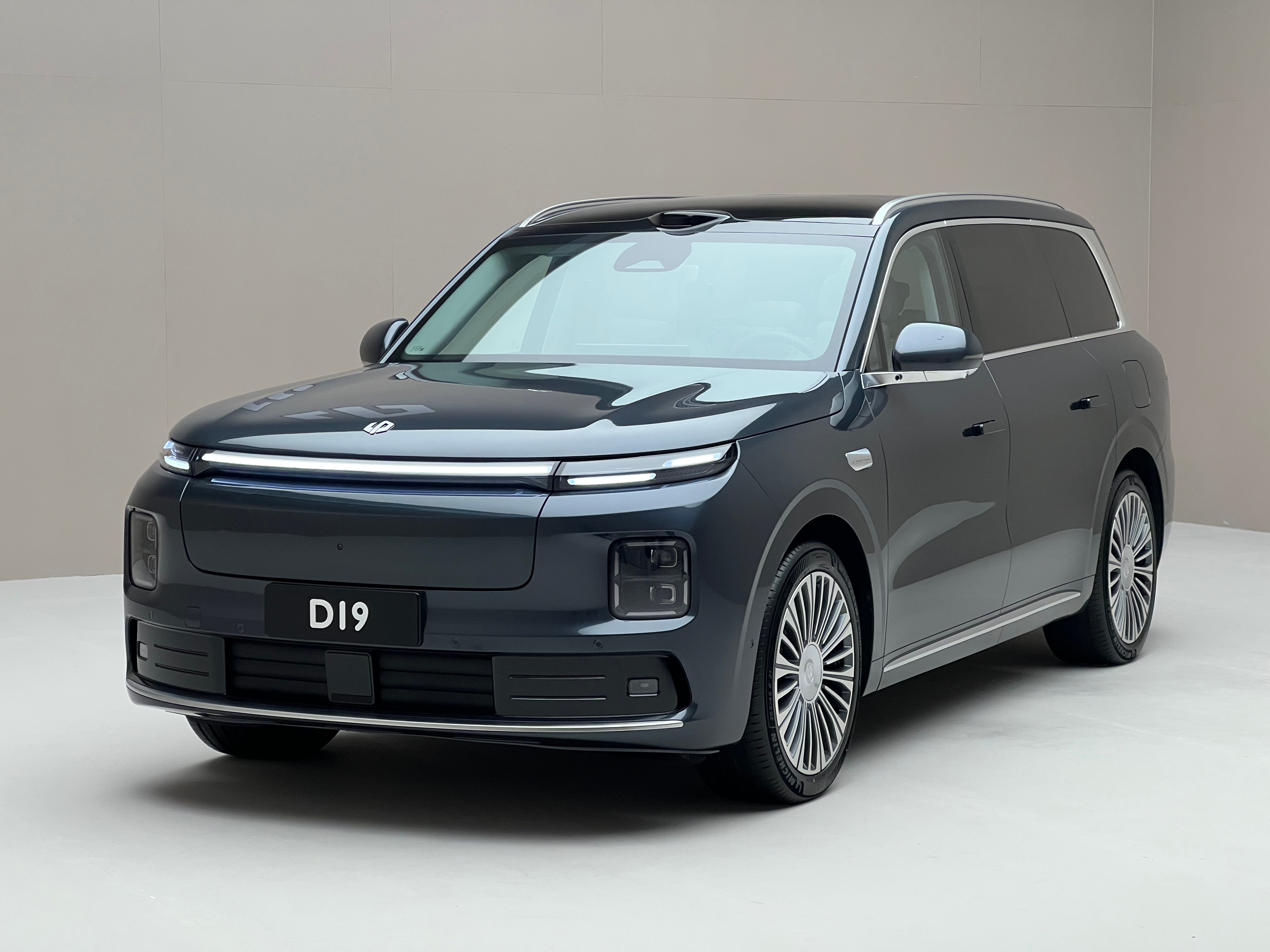 零跑D19静态体验：1.考虑到平台需要兼容发动机，170升低开口大前备厢已属不