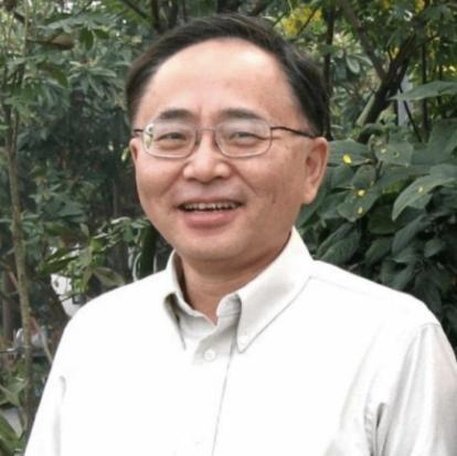 烈士江姐的儿子彭云在美国定居，中国记者问他为什么不肯回国？他的回答很现实，却也很