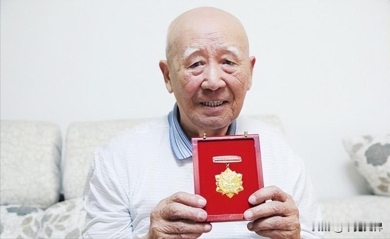 “首长命令我把两个鬼子俘虏剁了，我用大刀片，砍了好几下才把鬼子的头砍掉。”194