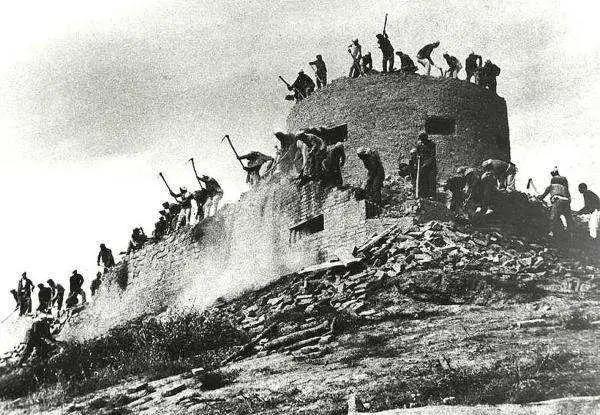 1937年左右，上海复旦大学学生沈之岳因带头罢工被军统逮捕，在即将要被施加酷刑时