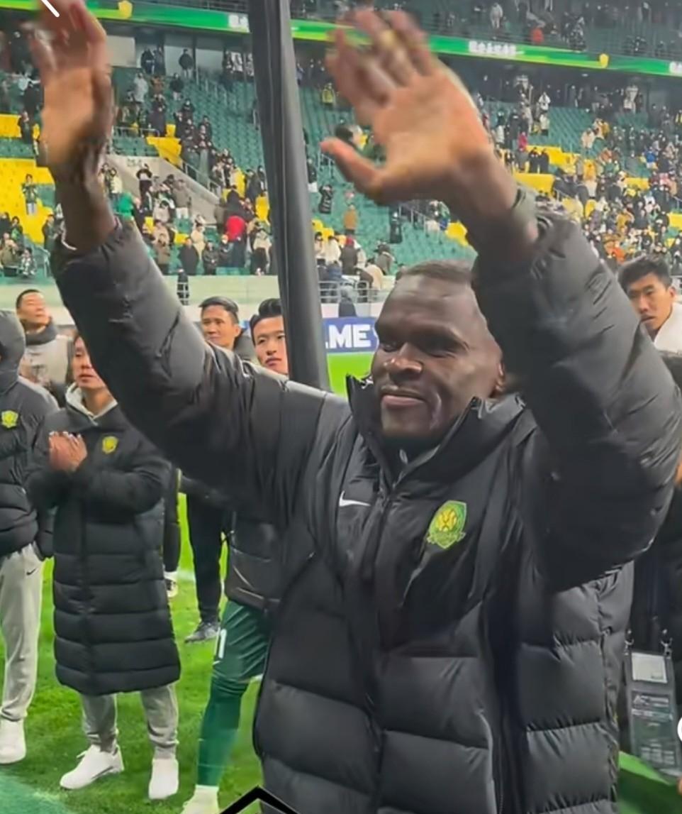 比起挥手即走的古加，恩加得乌显得有情有义！同样是合同到期即将离去的两位外援，古