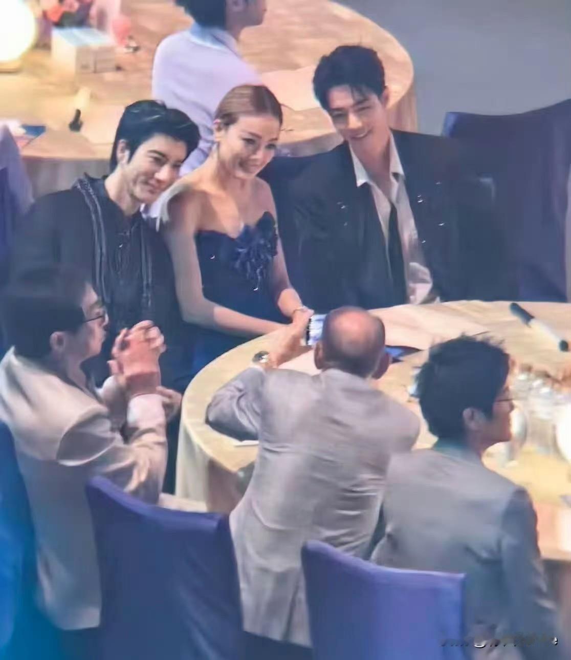 9月28日，肖战今晚做主桌，没上桌的艺人简直酸到家了，拿晚会艺人统筹采访做文章，