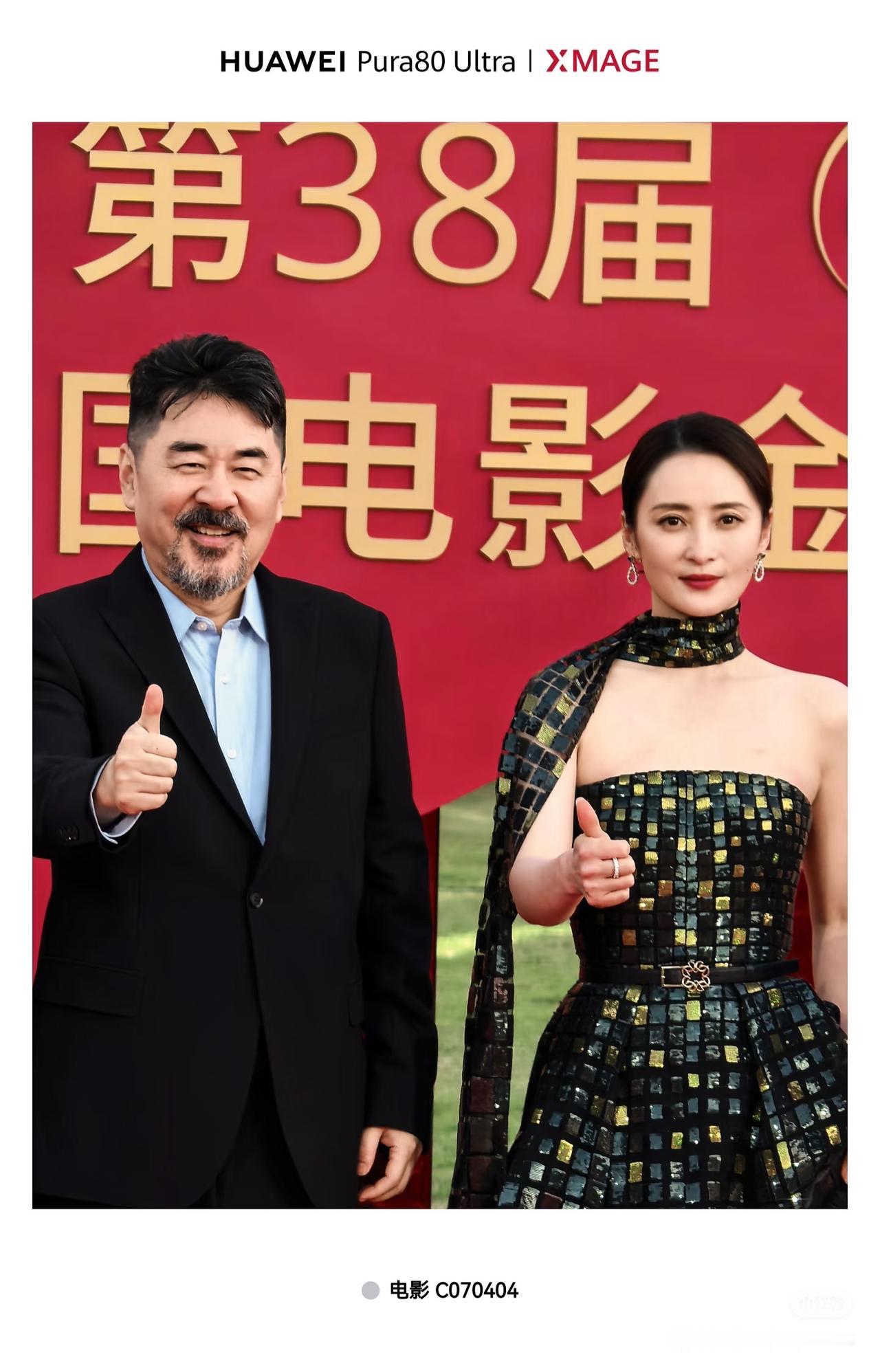 陈建斌蒋勤勤的夫妻感太鲜活了，不信你看金鸡奖红毯，中年夫妻的甜藏在细节里。