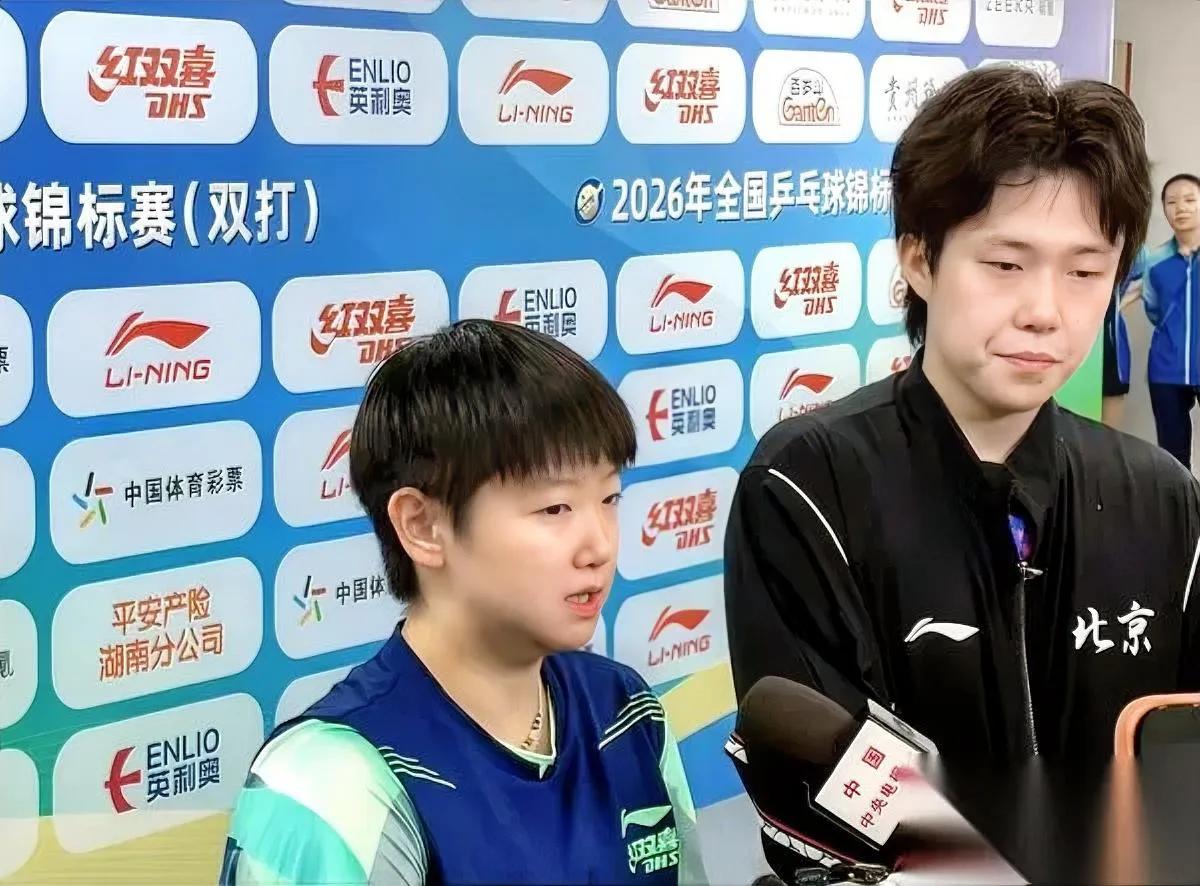 孙颖莎最近超无奈属实有点冤好好的赛后采访愣是被搭档给带跑偏了。本来她