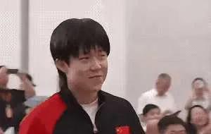 今天的热搜又在搞事情孙颖莎王楚钦拿了混双三连冠，直播里王楚钦顺手把外套给她披上