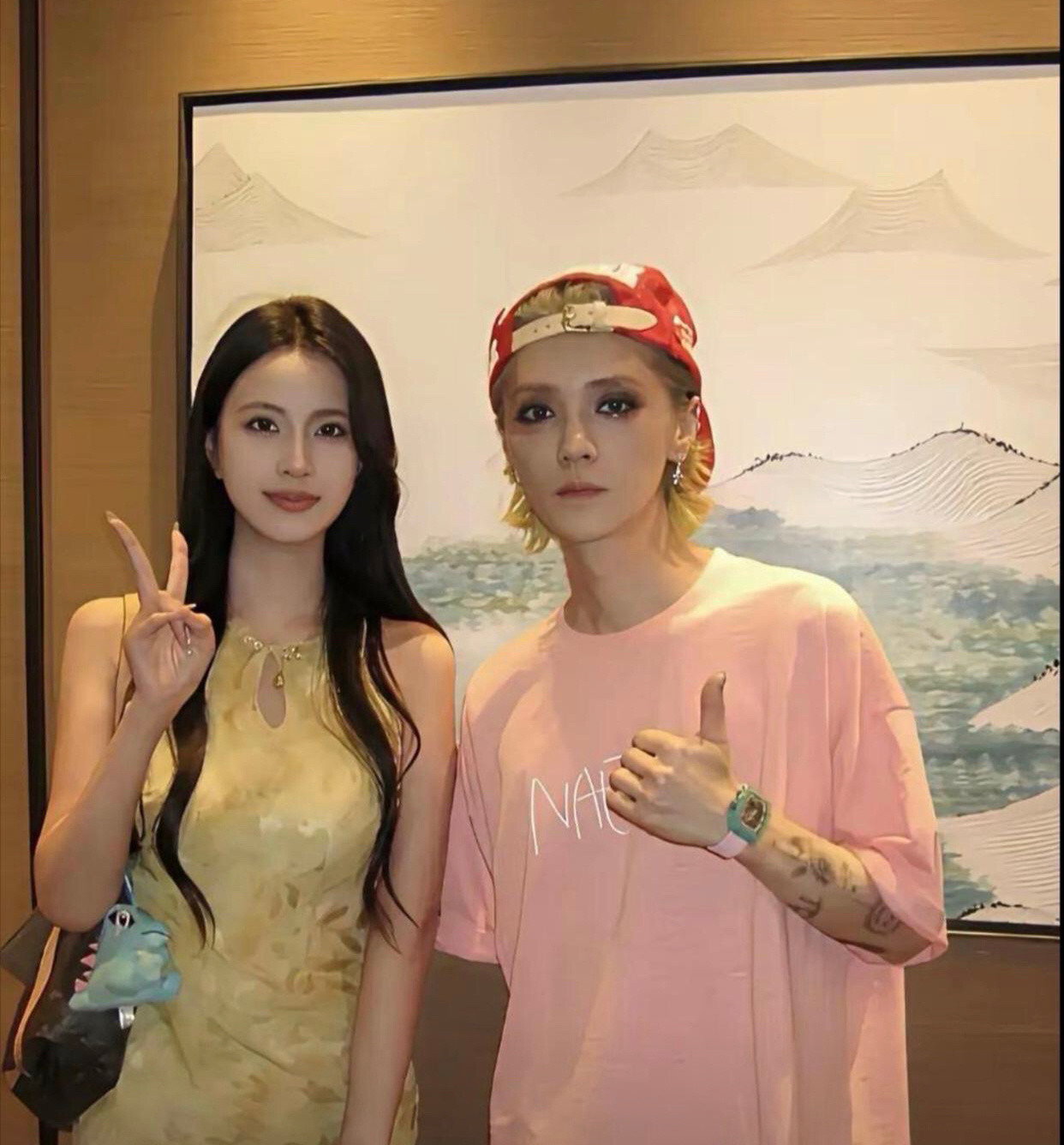 这居然是鹿晗，感觉变化好大啊。这样的风格居然也这么好看，不愧是神颜吧？
