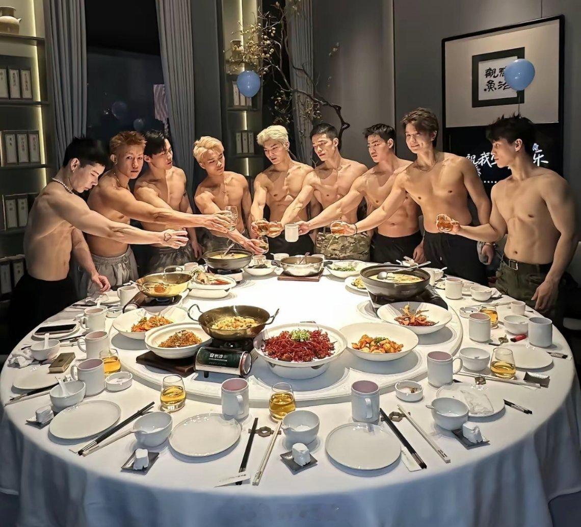 为什么都是一群健身男孩聚餐啊，他们不带上自己的女朋友的？