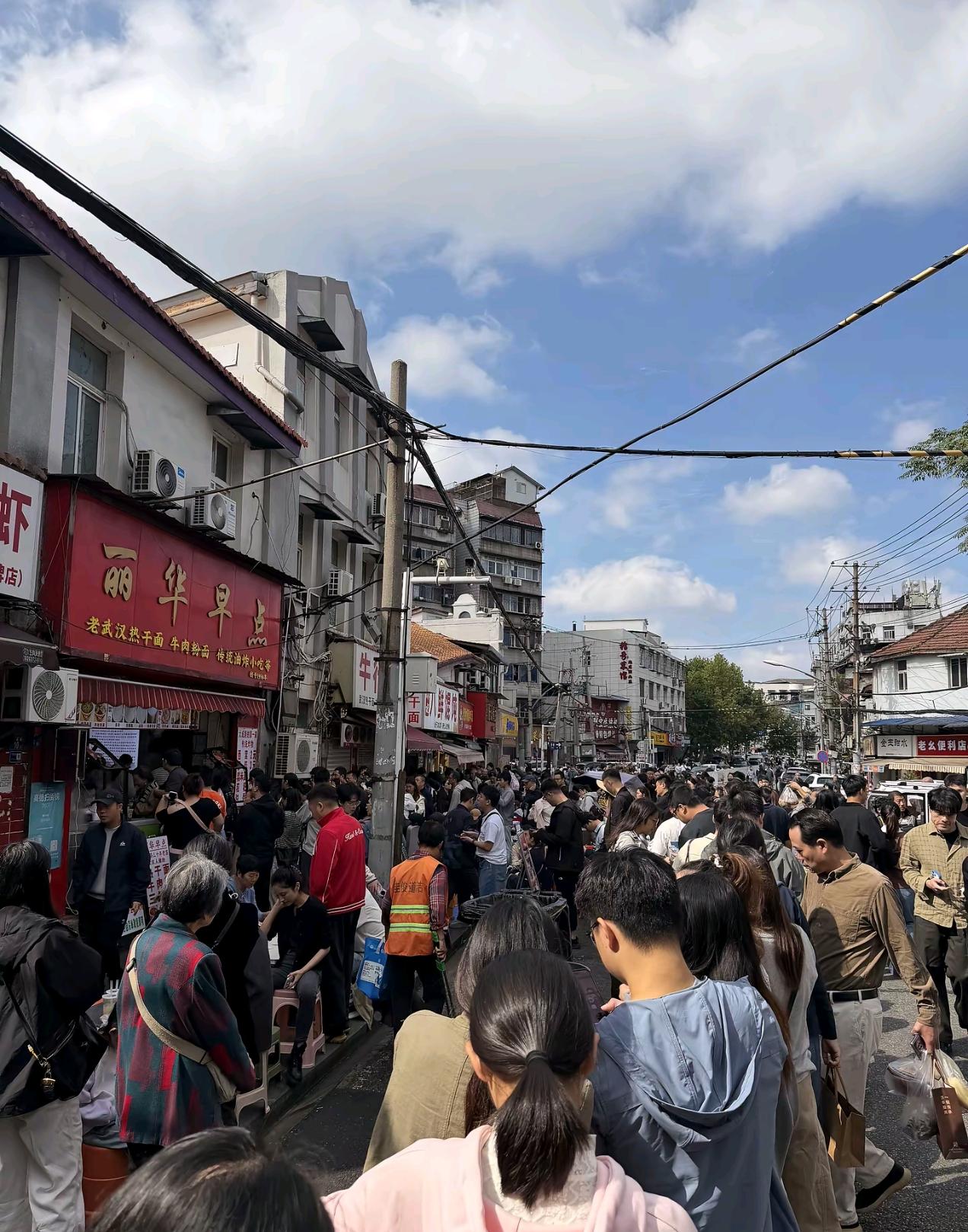 一碗热干面只要5块钱！来武汉旅游有多超值，武汉过早的性价比真的惊喜，5元