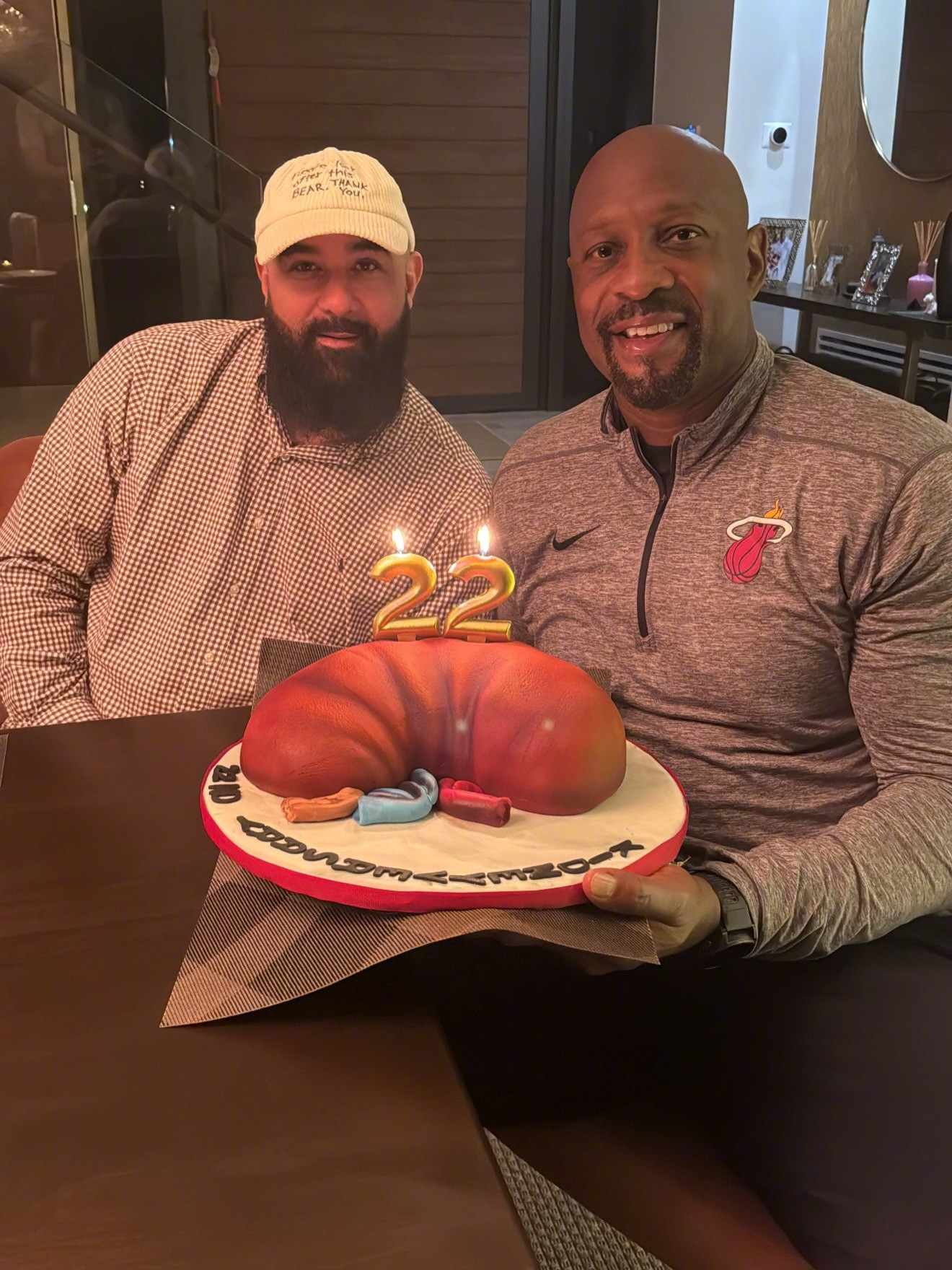 阿隆佐-莫宁和他的表兄弟杰森晒出了一个肾脏造型蛋糕，庆祝自己22年前重获新生！莫