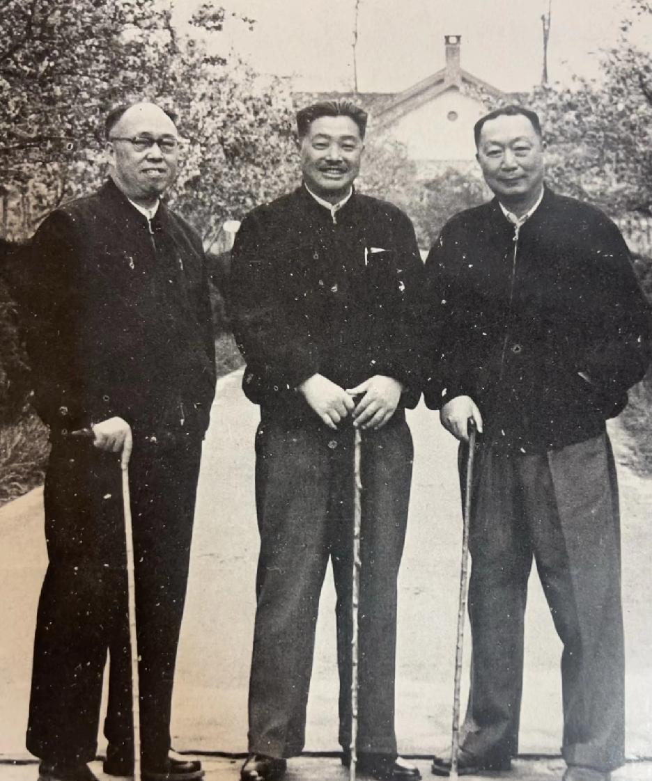 三位开国元勋就不用我介绍了吧，大家都非常熟悉！难得一见的合影！