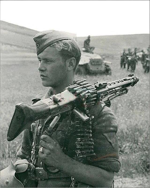 大家能甄别出视频中德军通用机枪组是MG34还是MG42不？不妨留言说说！温馨提