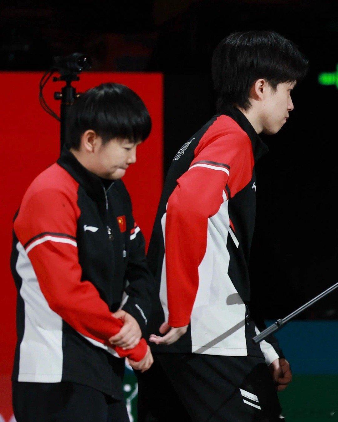 成都混团世界杯赛场突发小插曲！王楚钦一记大力回球意外击中身旁的孙颖莎，莎莎瞬间瞪