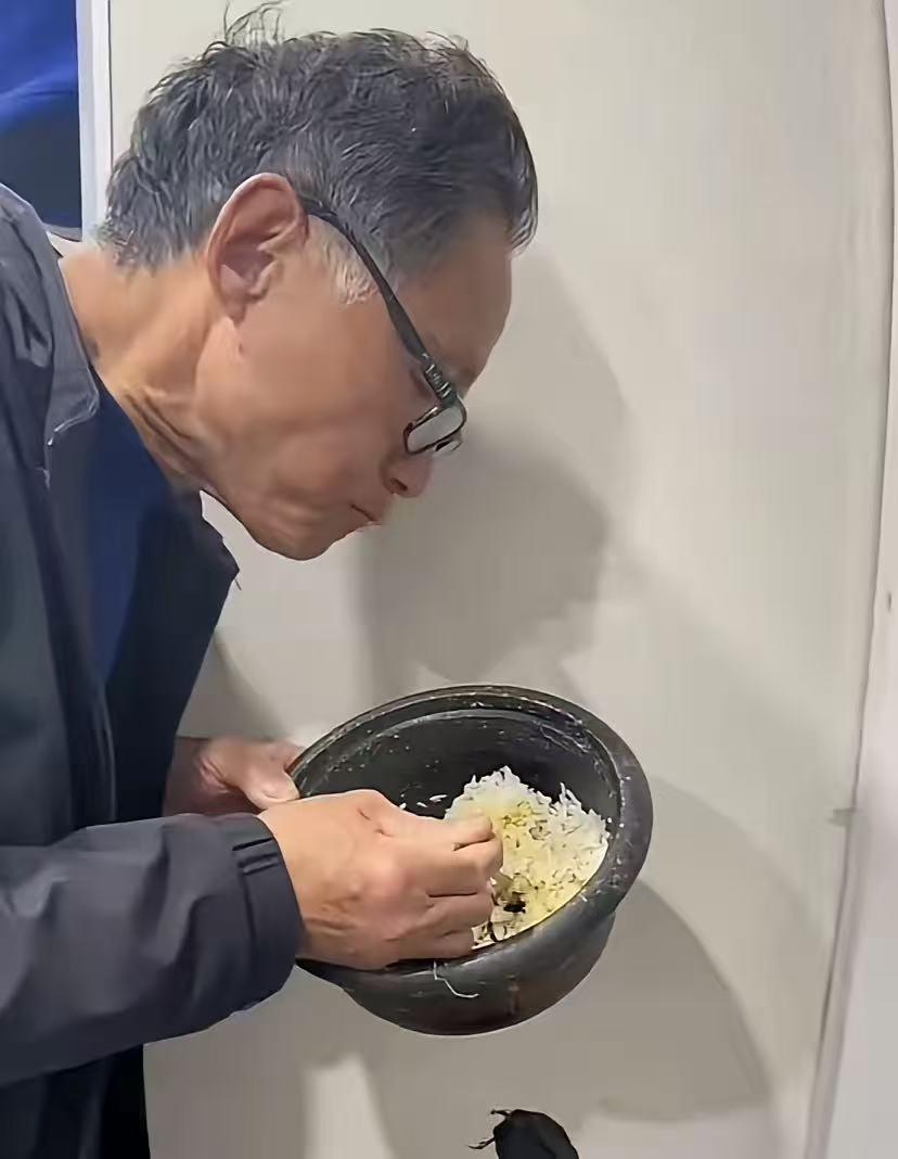 正是有了这些高情操的人，这个世界才没那么糟糕！​一网友在火车上偶遇一位老爷爷